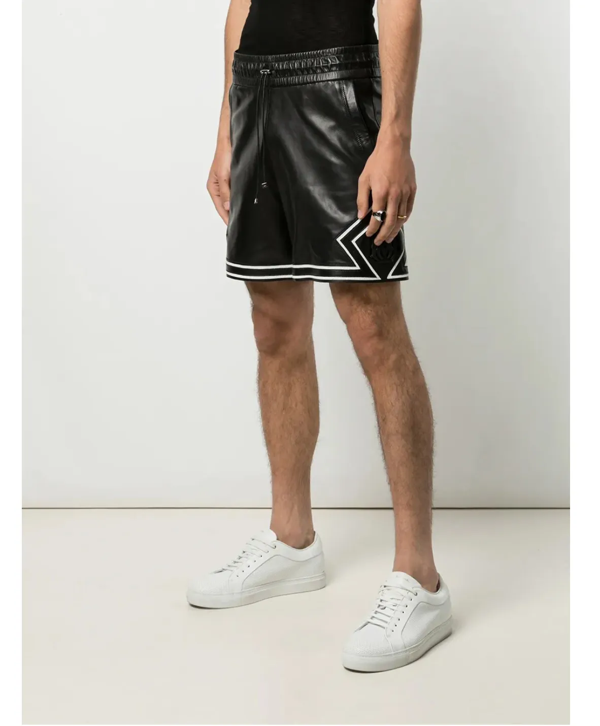 AMIRI

appliqué leather shorts image 3